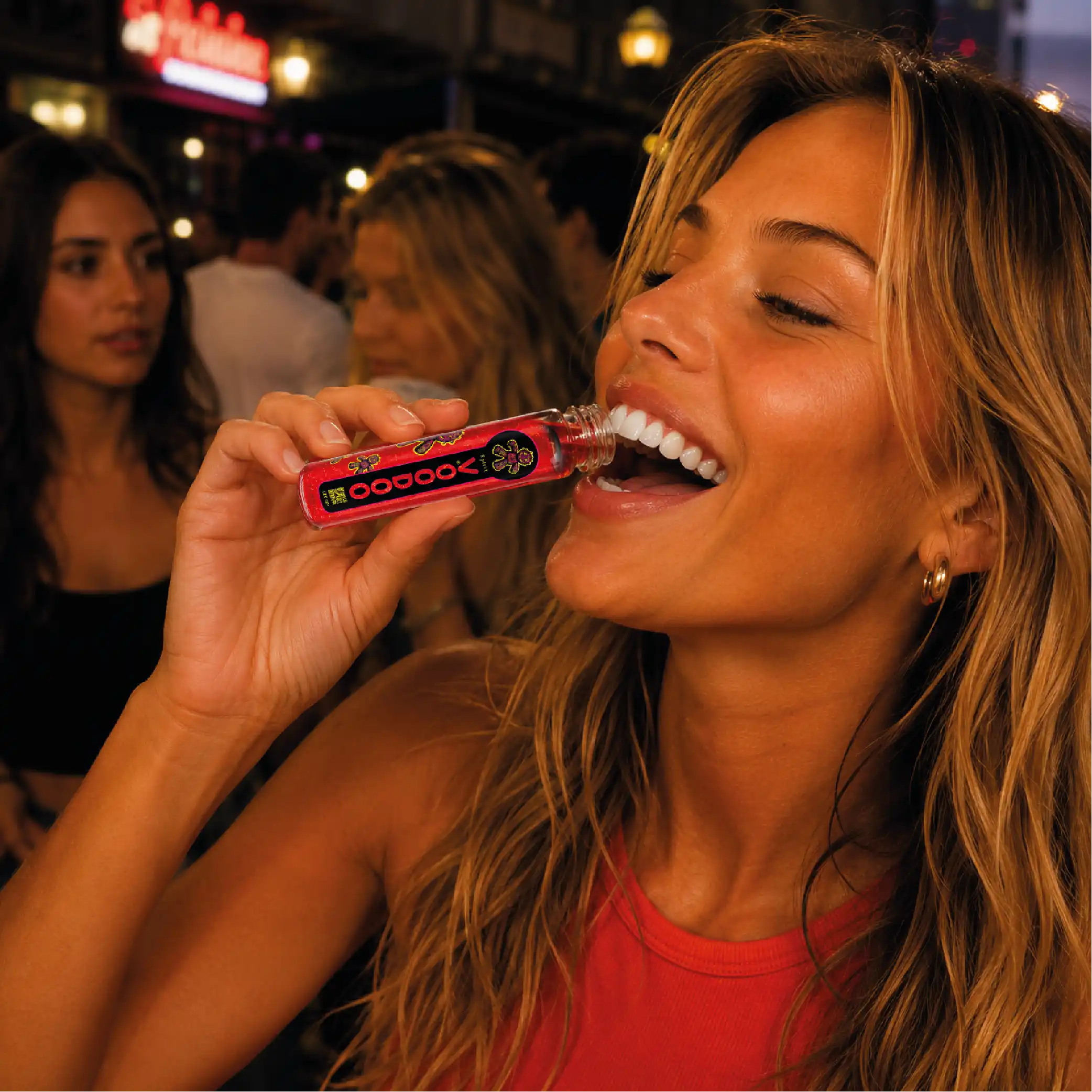 meisje drinkt een alcohol vrij VOODOO shotje.
