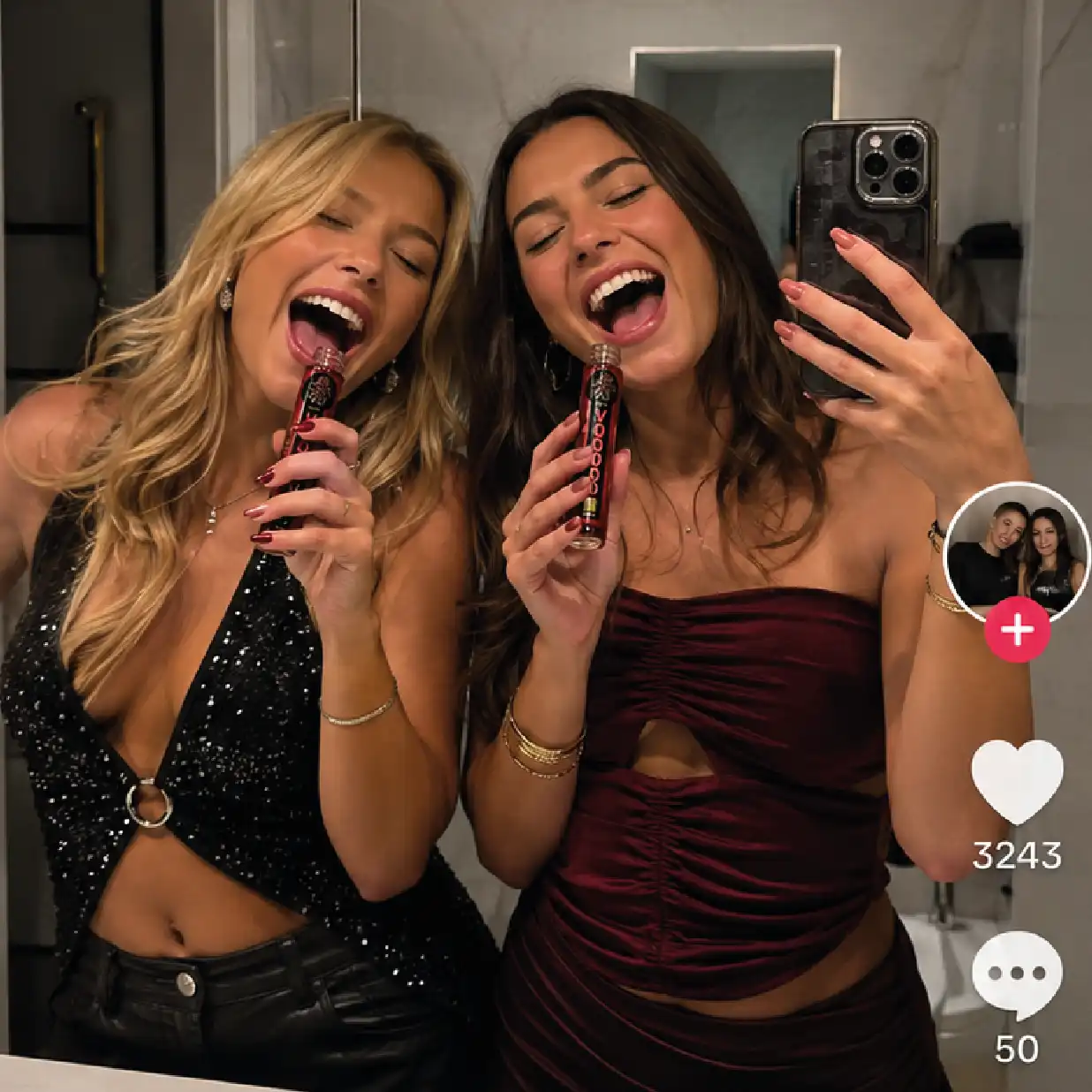 Twee jonge vrouwen maken zich samen klaar voor het uitgaan met VOODOO als creators en ambassadeurs