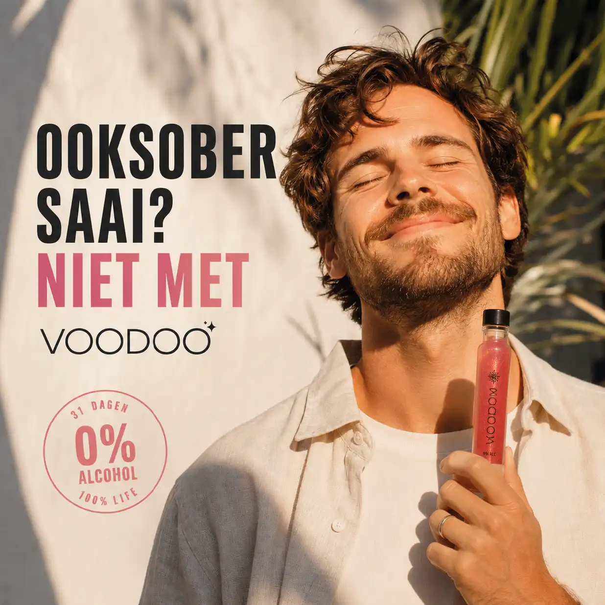 Man geniet in de zon tijdens OokSober 2026 met VOODOO GLOW als 0% alcoholvrije Spirit